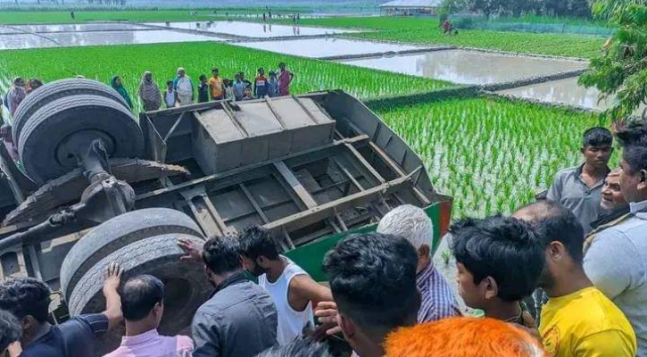 চাকা ফেটে ধানক্ষেতে পিকনিকের বাস, আহত ৫৫